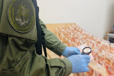 Экс-полицейского в Хабаровске будут судить за вымогательство взятки у сутенёрши